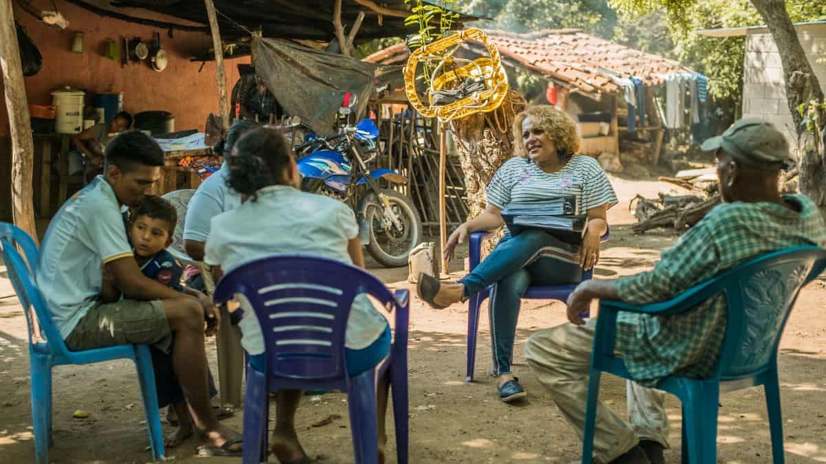 A female lawyer speaks to a group of indigenous peoples in Honduras